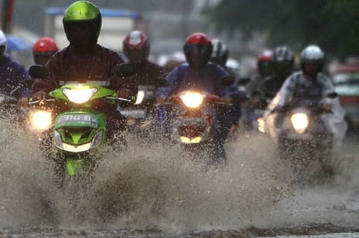 Tips Untuk Pengguna Motor Matik Ketika Musim Hujan